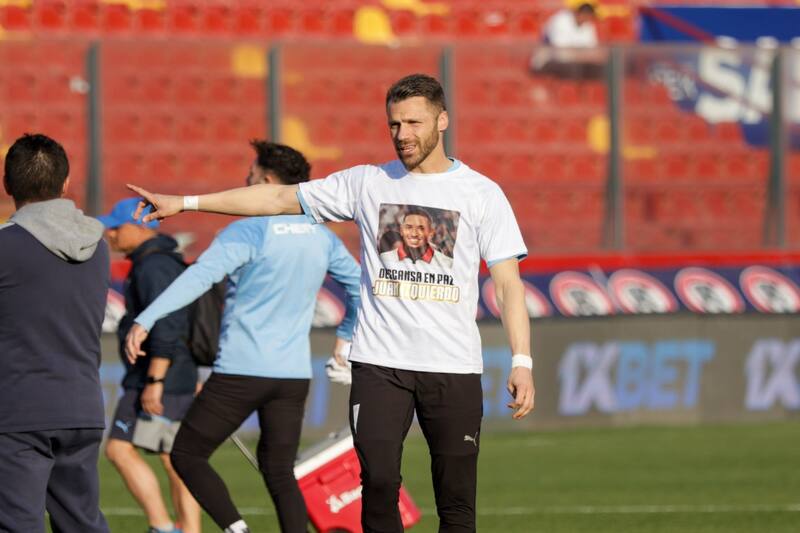 homenajeó a Juan Izquierdo en la previa del duelo ante Deportes Iquique. (Foto: Felipe Escobedo)