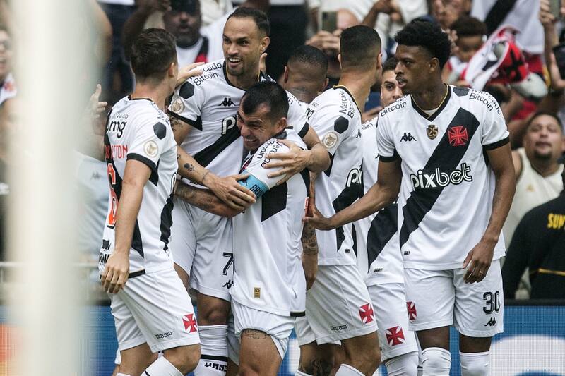 Gary Medel en el partido ante Atlético Mineiro, duelo en el que sumó su segunda tarjeta amarilla en este Brasileirao.