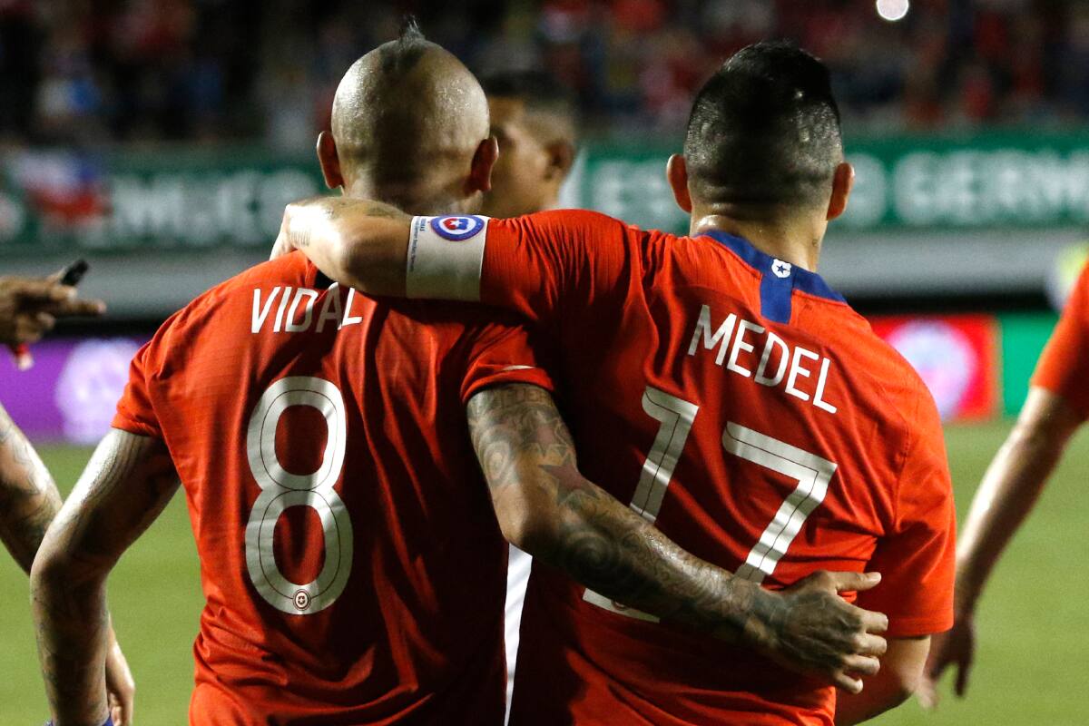 Gary Medel junto a Arturo Vidal en La Roja.