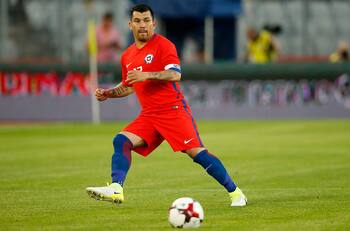 Gary Medel jugó en dura derrota del Besiktas que se aleja del título