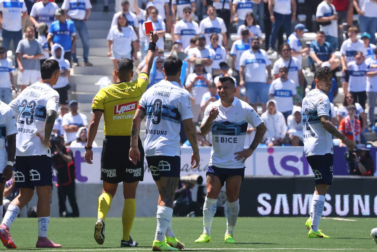 Fue expulsado y dejó con 10 a la UC a los 53'. Foto: Photosport