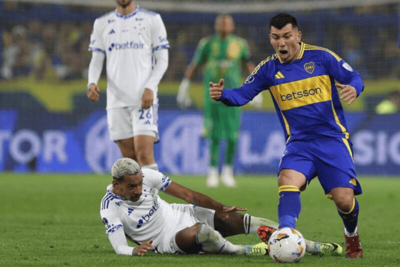 Gary Medel podría retornar a la UC.