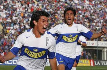 ¿Defensa o volante? Jugó con Gary Medel en la UC y aconseja a Tiago Nunes