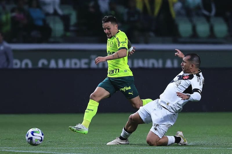 Gary Medel, en acción ante el Palmeiras, en la jornada 21 del Brasileirao.