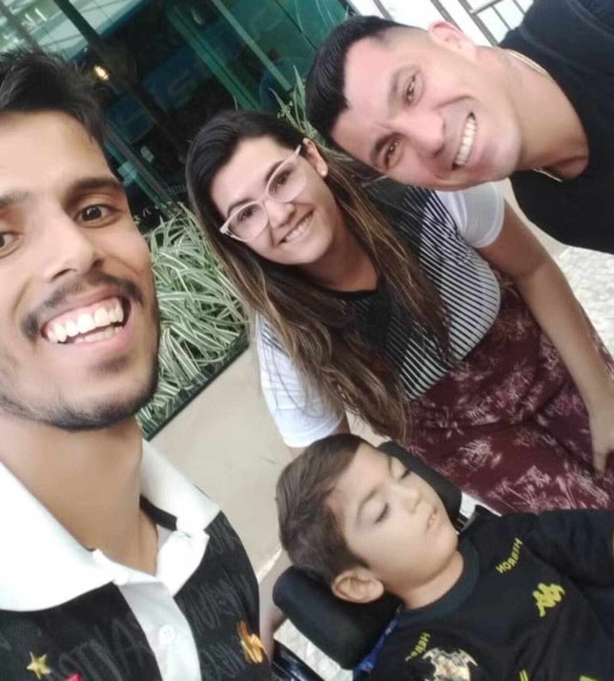 Gary Medel, junto a Bernardo, pequeño hincha de 3 años de edad que padece una enfermedad extremadamente rara.