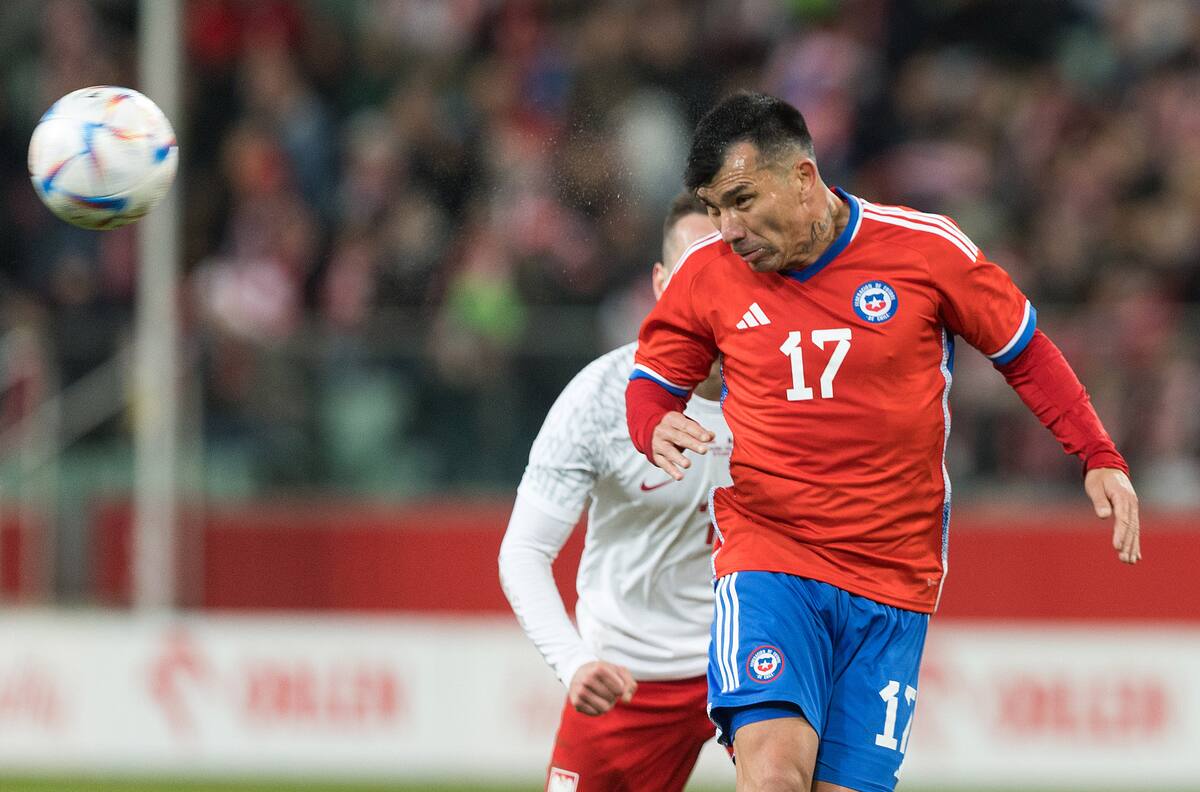 FOTO | Fiel a la UC: Gary Medel evitó ponerse la camiseta de Colo Colo en despedida de Esteban Paredes