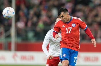 FOTO | Fiel a la UC: Gary Medel evitó ponerse la camiseta de Colo Colo en despedida de Esteban Paredes