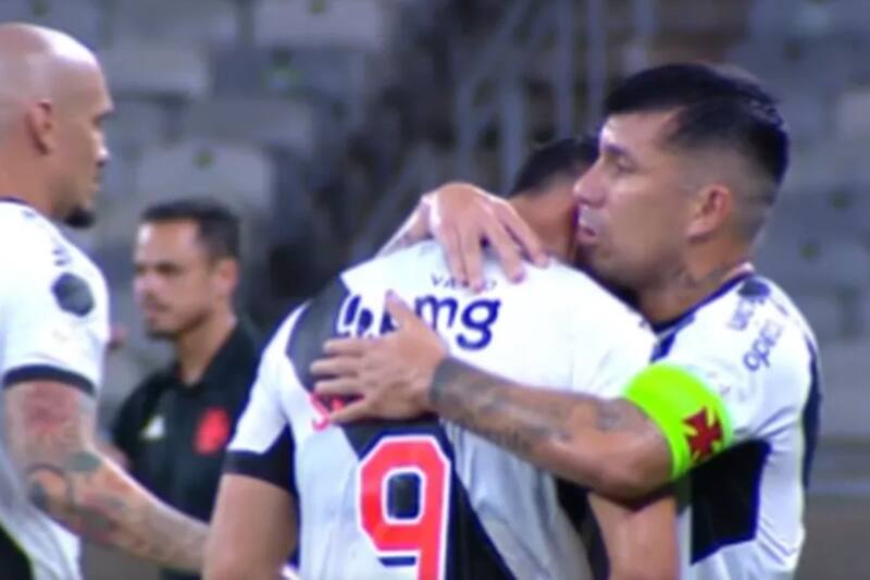 El capitán de Vasco da Gama consuela a su compañero Sebastián Ferreira, quien falló un gol increíble.