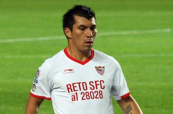 Con el fichaje de Gabriel Suazo: los otros tres chilenos que han jugado por el Sevilla