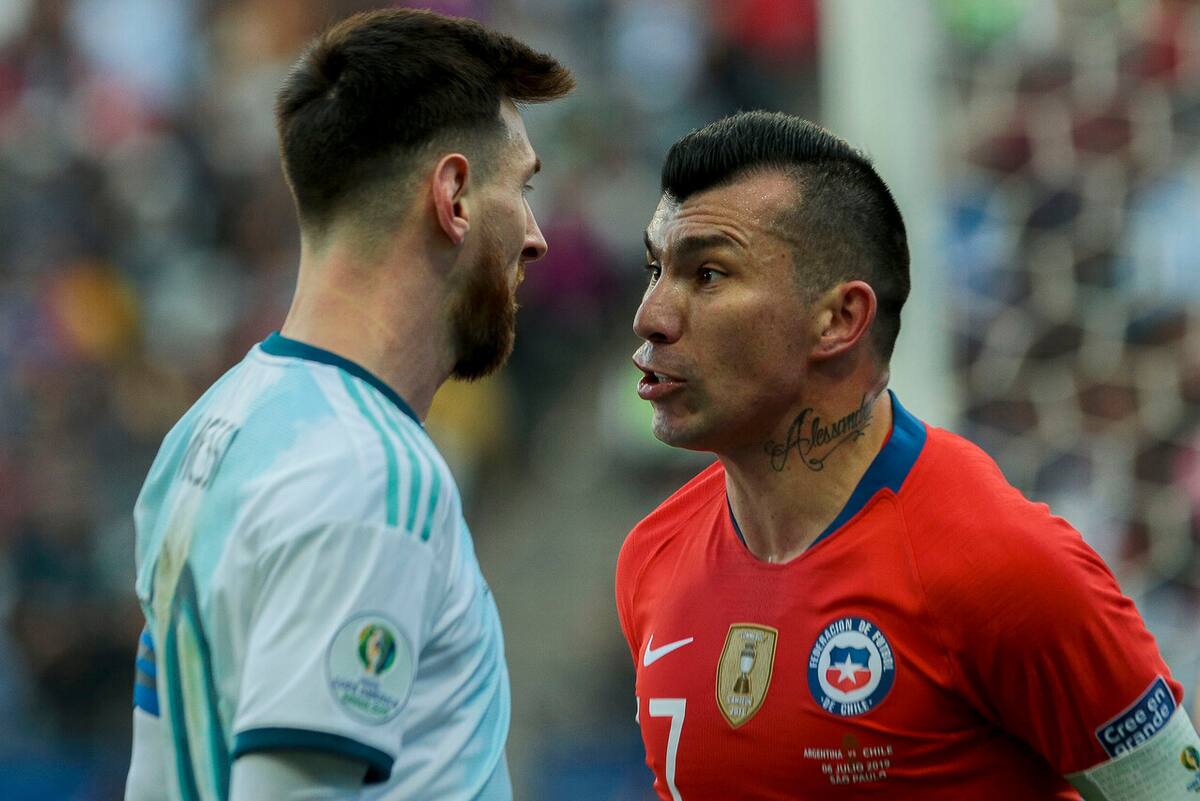 enfrentando a Messi con la Selección Chilena. Foto: Aton.