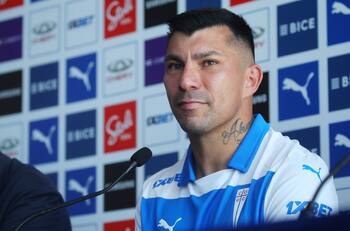 Juvenal Olmos le pone tarea a Gary Medel y recalca que es “ídolo en la Selección, no en la UC”