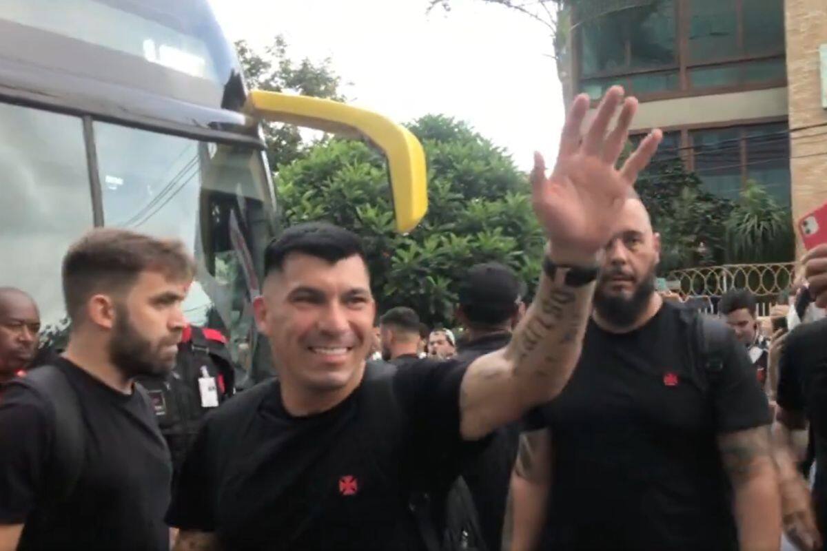 El Pitbull desató la locura en su llegada a Vitória.