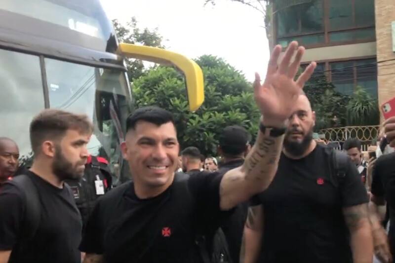 El Pitbull desató la locura en su llegada a Vitória.