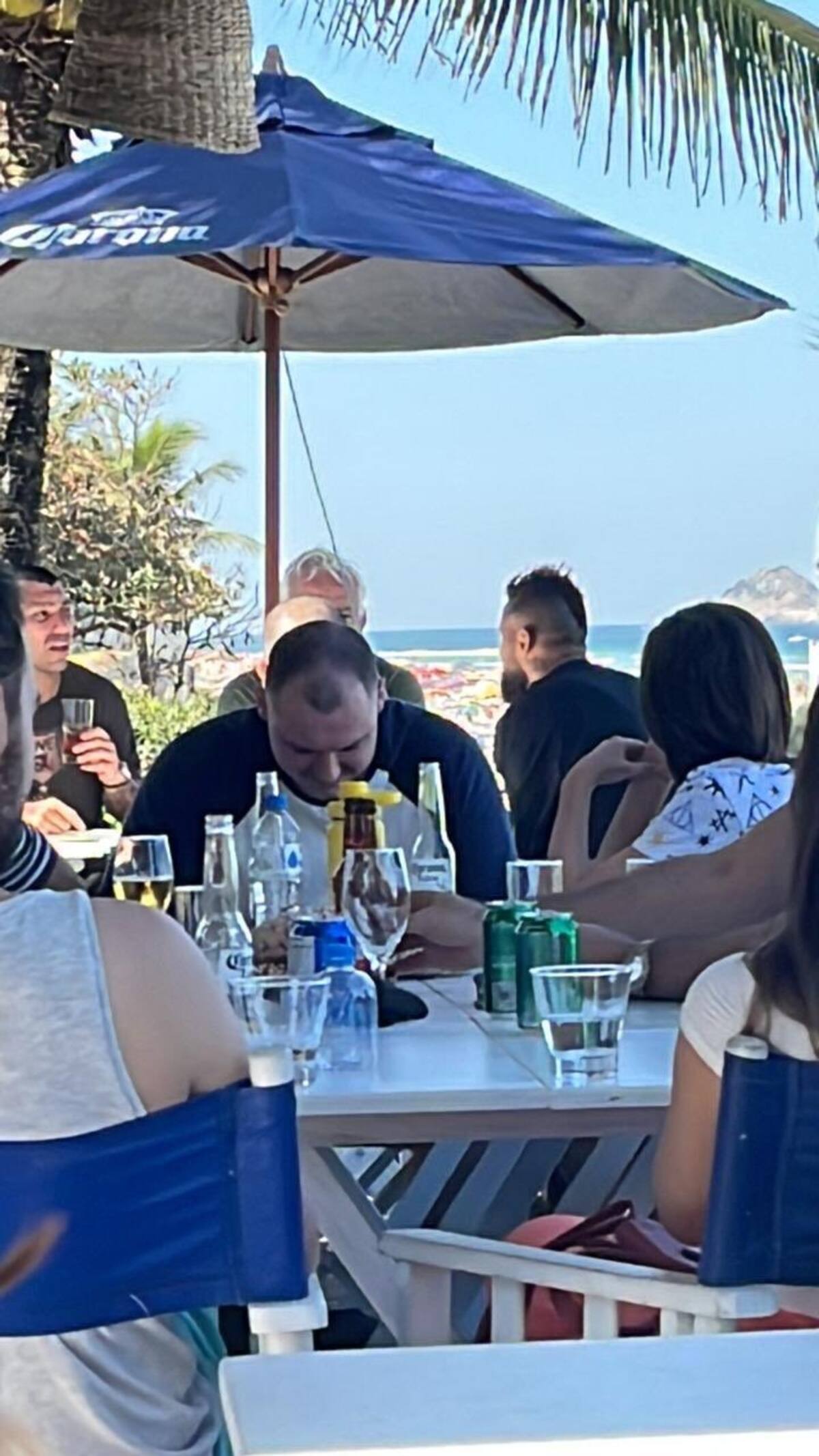 Los chilenos fueron sorprendidos comiendo en Brasil.