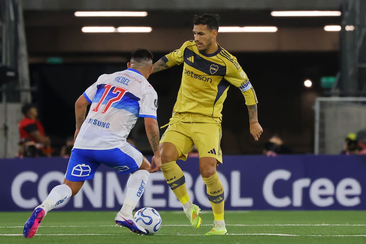 El volante contra Leandro Paredes. Foto: Agencia Aton.