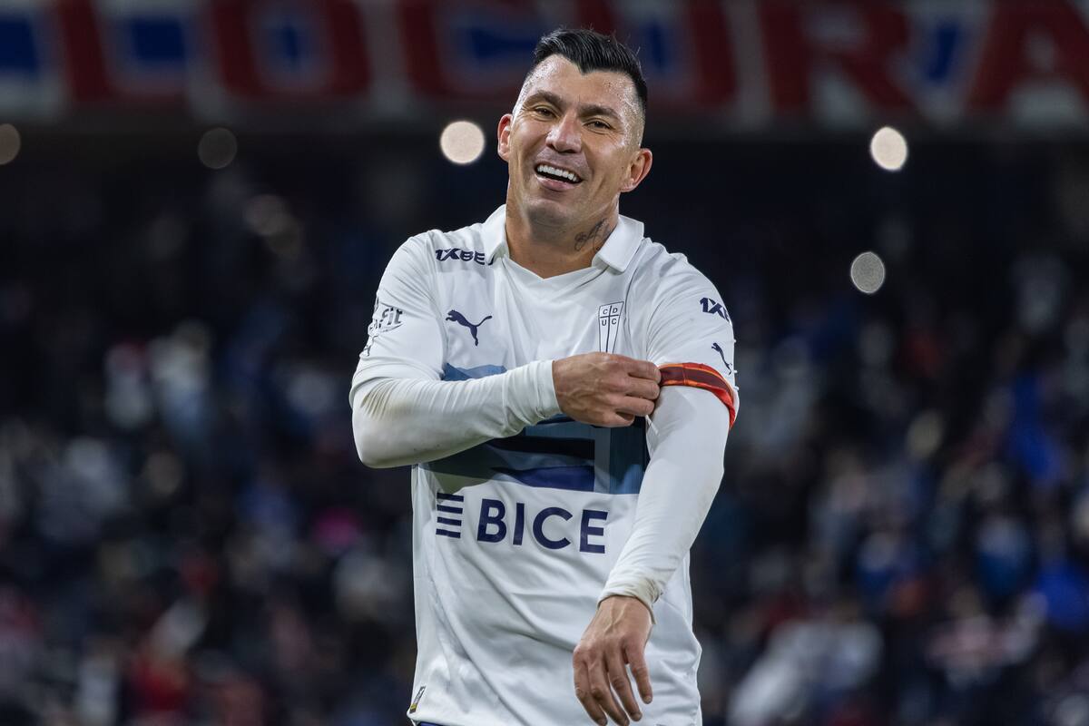 El futbolista salió con molestias del último partido de la UC . Foto: Felipe Escobedo