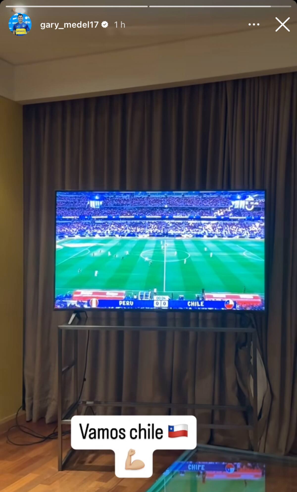 Gary Medel viendo el debut de La Roja