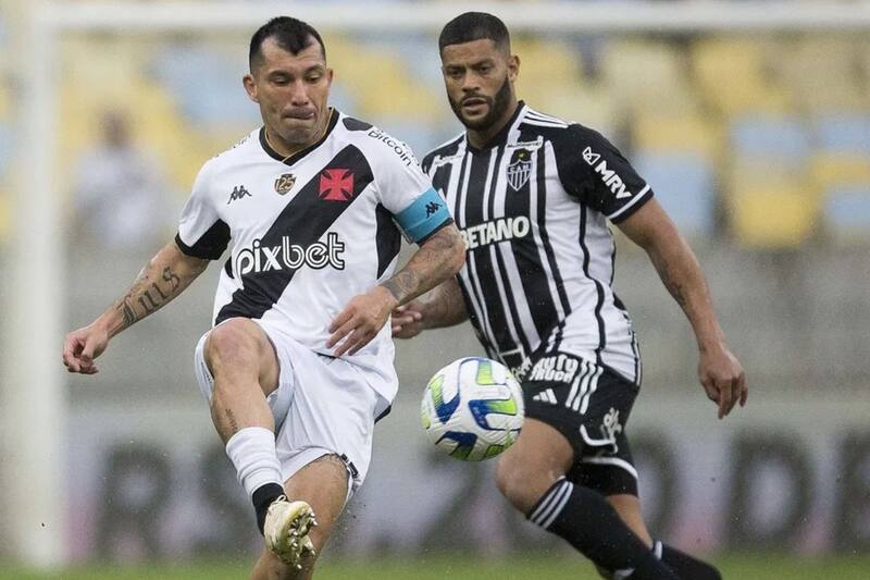 Gary Medel disputa un balón con un delantero del Atlético Mineiro, en la fecha 20 del Brasileirao.