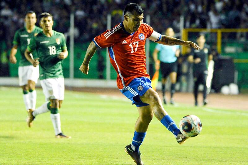 El jugador Gary Medel en el partido entre La Roja vs. Bolivia. Foto: Aton.