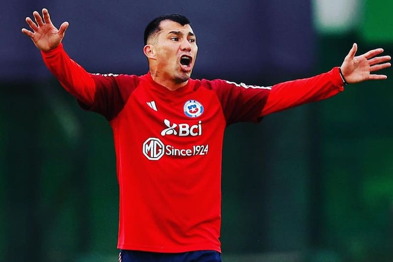 ha sido fijo con todos los DT de La Roja, pero al menos en el arranque de la era Gareca, podría estar ausente. Foto: Instagram Gary Medel.