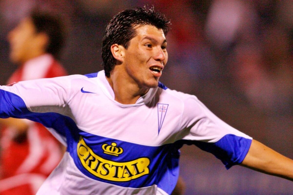 Gary Medel con la camiseta de la UC.