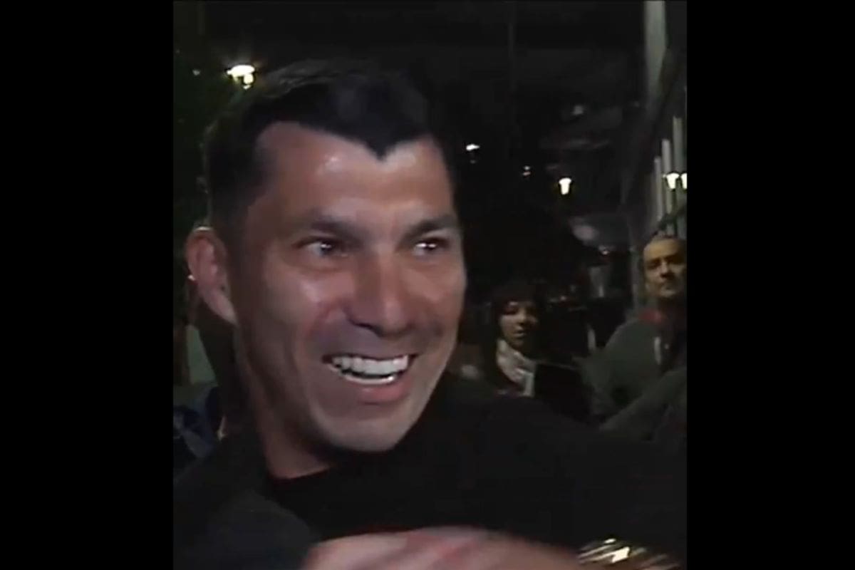 Gary Medel arribó sonriente a Buenos Aires, pese a que casi pierde su su billetera.