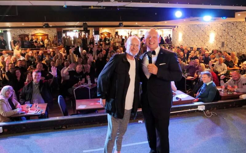 Convertido en un sobreviviente, el ex jugador divierte al auditorio con sus anécdotas, por más dramáticas que sean.