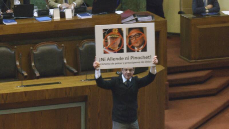 Interrupción del parlamentario durante homenaje a Salvador Allende en la Cámara Baja.