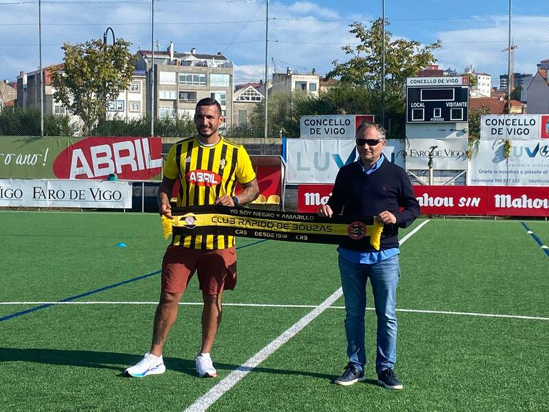 El delantero argentino pasando en la presentación en el Rápido de Bouzas el 2021.