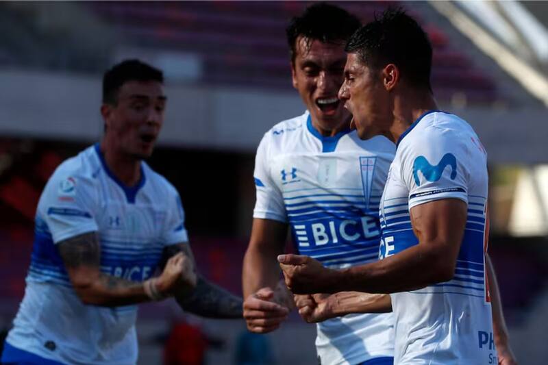 ganó cuatro títulos en las dos temporadas en que estuvo en Universidad Católica.