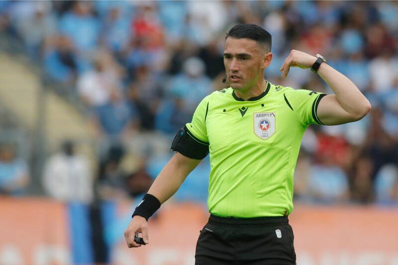 El árbitro Gastón Phjilippe, durante el partido entre O'Higgins y Universidad Católica. Foto: Agencia Aton.