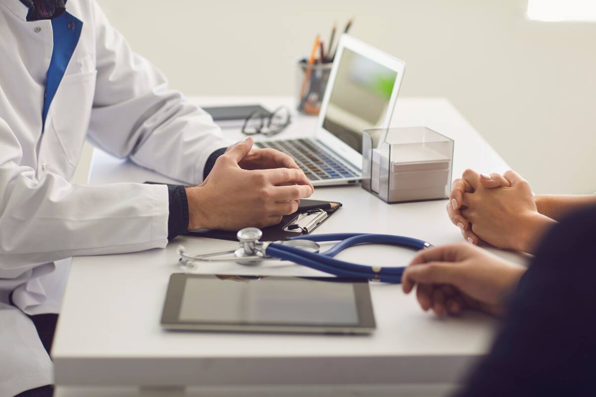 Revisa cuánto gastan las familias al mes en servicios de salud.