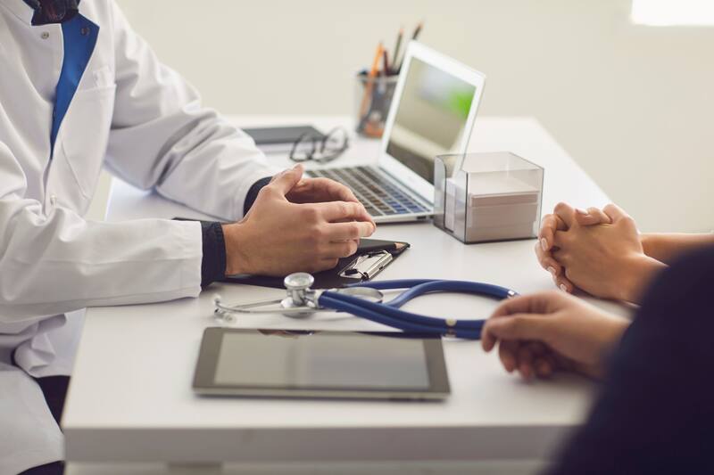 Revisa cuánto gastan las familias al mes en servicios de salud.