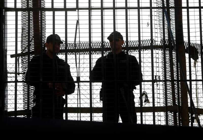 Un gendarme custodia a los reos de la Ex Penitenciaria de Santiago. | Foto:
Ramon Monroy/Aton Chile