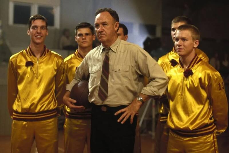 El fallecido actor personificando a un entrenador de un equipo colegial que hizo historia en Indiana.