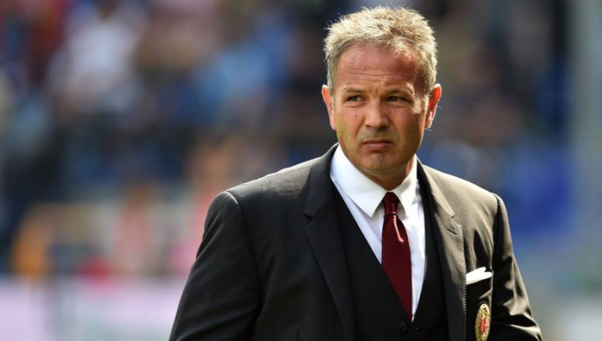 GENOA, ITALY - SEPTEMBER 27: AC Milan head coach Sinisa Mihajlovic looks on during the Serie A match between Genoa CFC and AC Milan at Stadio Luigi Ferraris on September 27, 2015 in Genoa, Italy. (Photo by Valerio Pennicino/Getty Images)