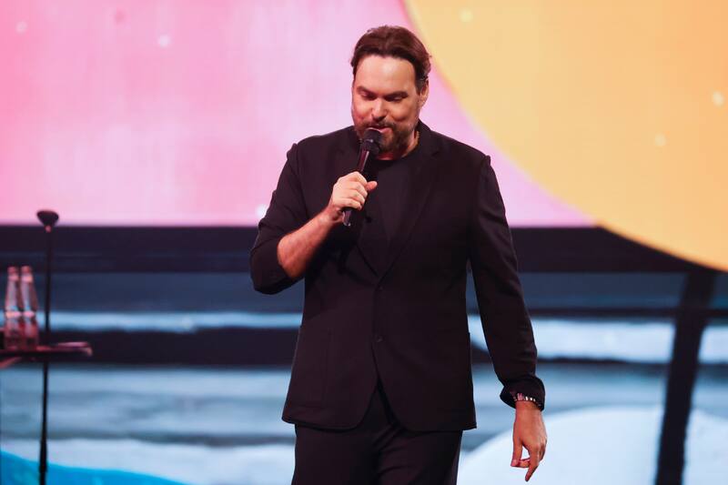 El humorista terminó peleando con el público en una tensa presentación.