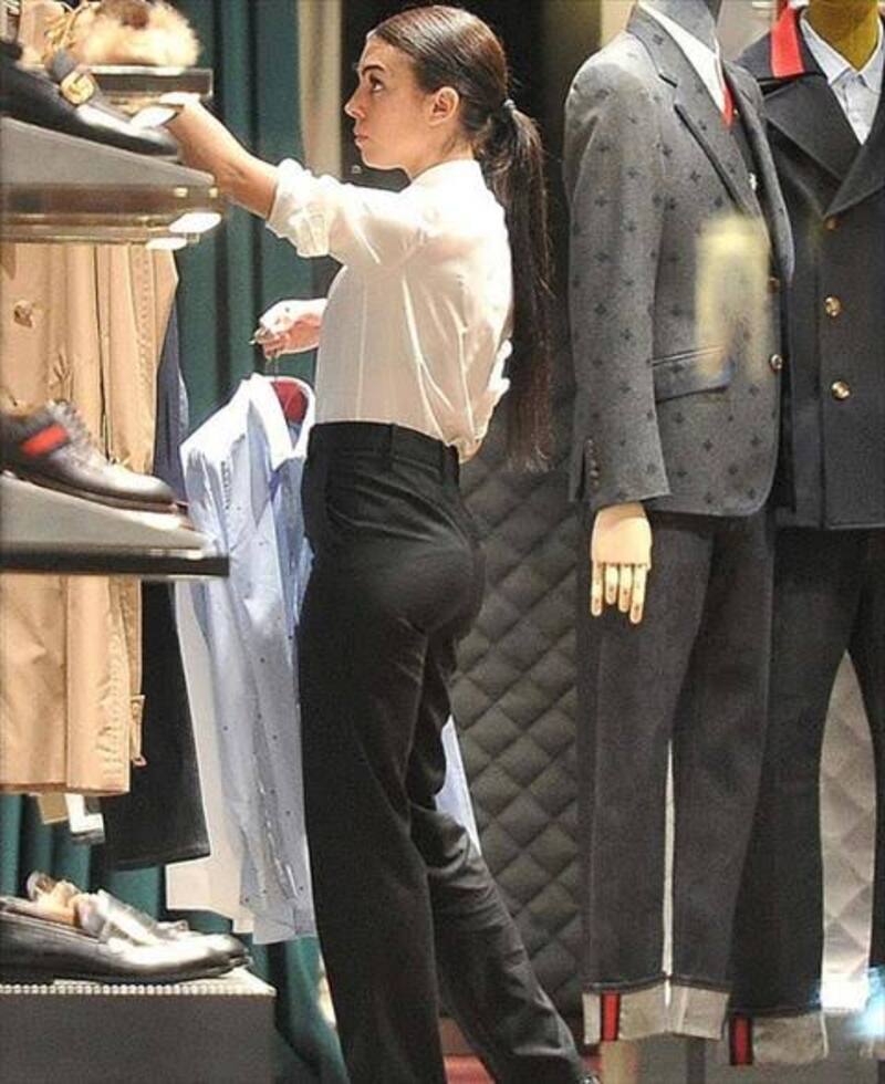 La modelo fue vendedora de una tienda de artículos de lujo.