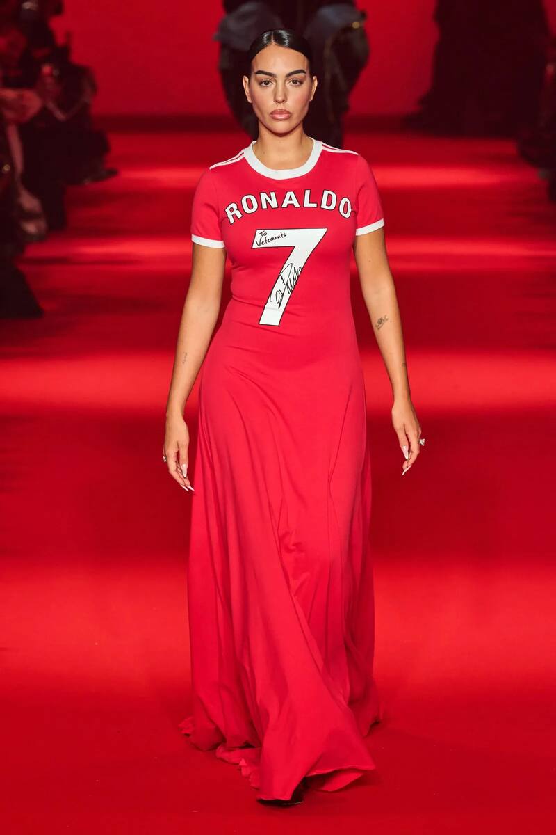 Georgina Rodríguez desfiló con un deslumbrante vestido.