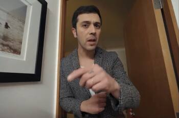 Con colecciones de arte y trofeos: Así es la casa de Gepe