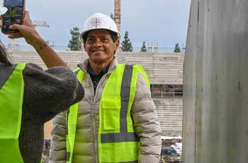 FOTOS | Una “Vieja” leyenda de la UC fue a conocer el nuevo San Carlos de Apoquindo