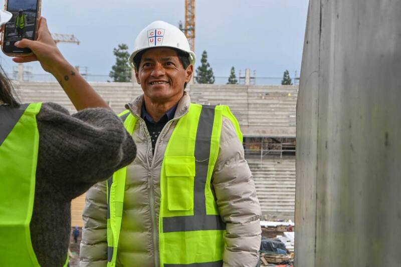 en su visita a los trabajos de San Carlos de Apoquindo. Fotos: Cruzados.