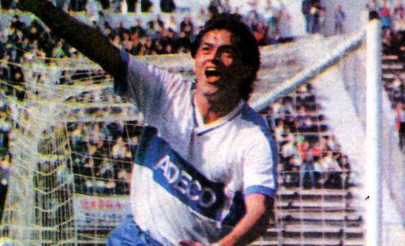 en partido de Universidad Católica, 1990.