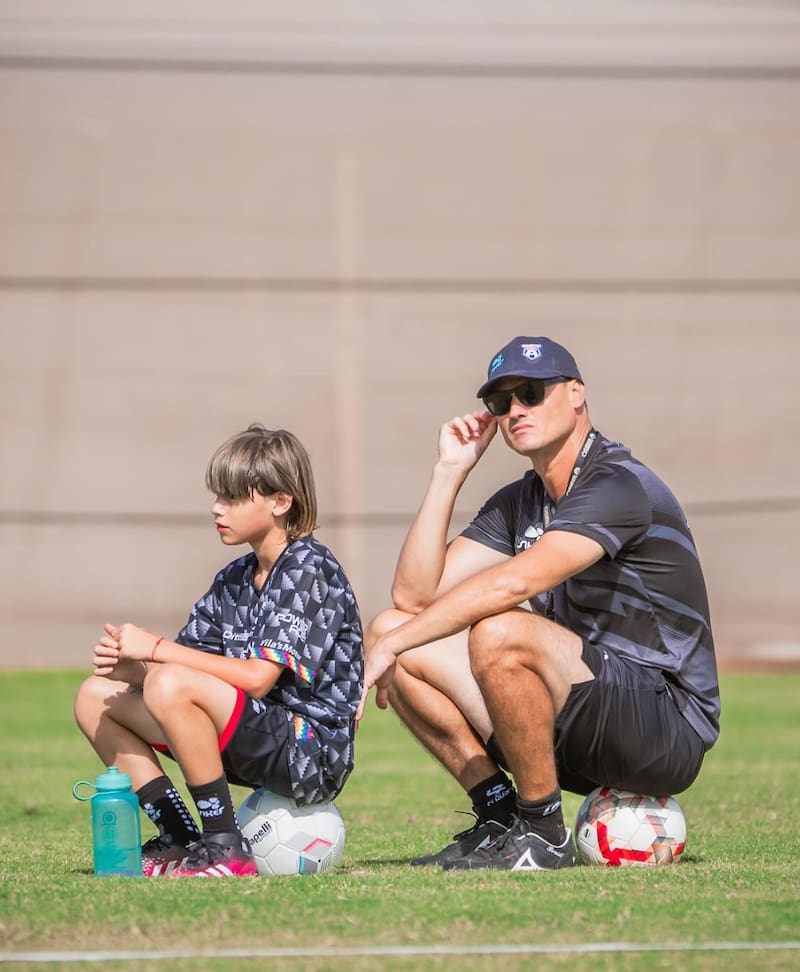 El estratega trasandino en un entrenamiento de San Marcos de Arica junto a su hijo. Foto: Instagram @cavalierigermandt