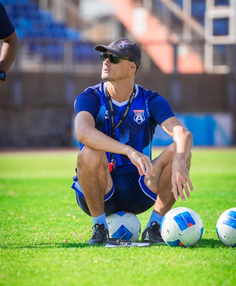 El argentino dejará de ser entrenador el 2026, tras asumir como gerente deportivo del cuadro ariqueño. Foto: Instagram @cavalierigermandt