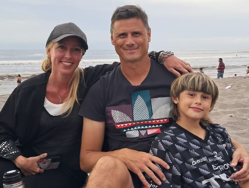 El DT junto a su esposa e hijo, de quienes está separado mientras trabaja en Chile. Foto: Instagram @cavalierigermandt