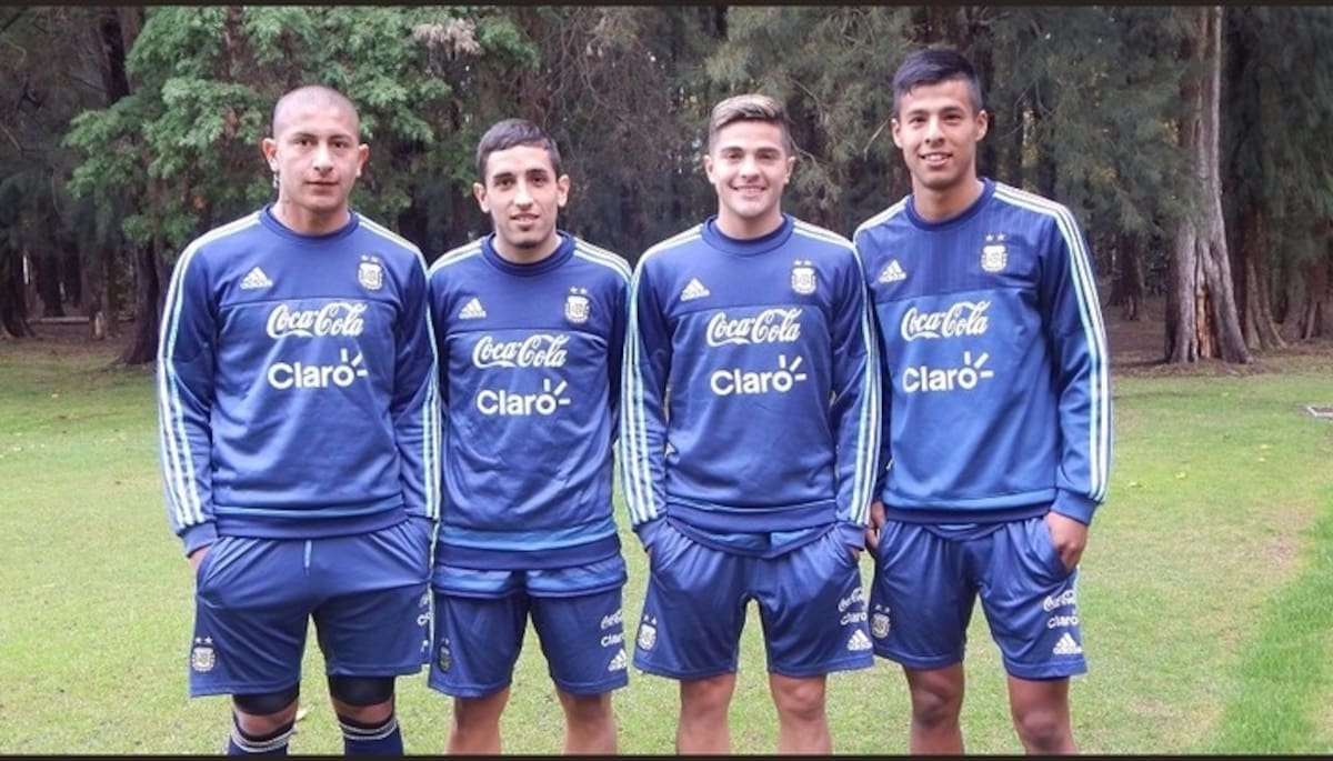 A la izquierda de la imagen, el ahora delantero de Deportes Recoleta como sparring de la Selección Argentina.