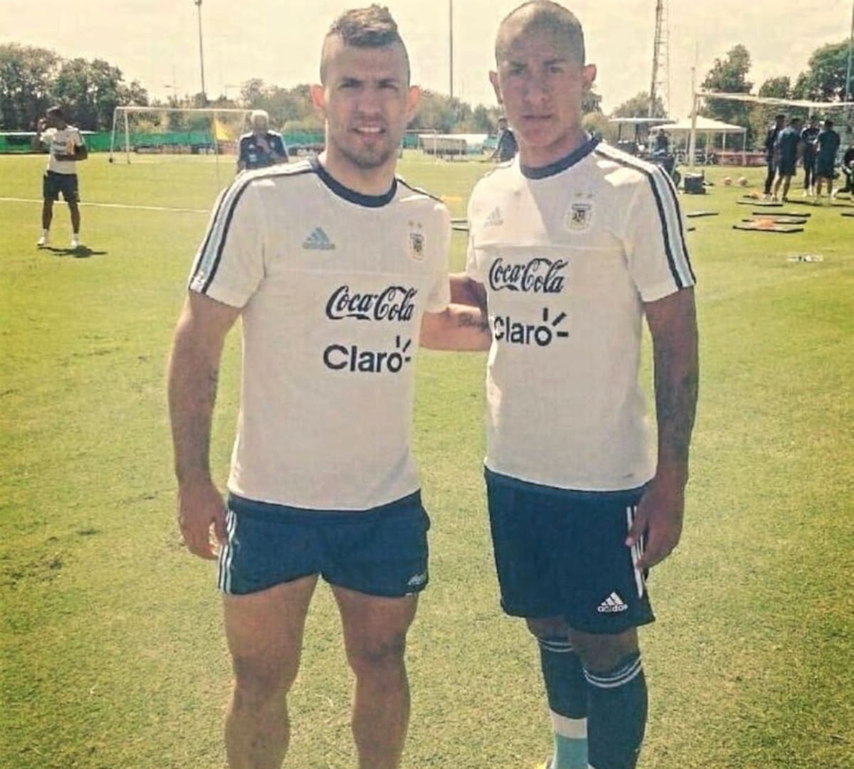 El delantero junto al Kun Agüero en el sparring con Argentina.