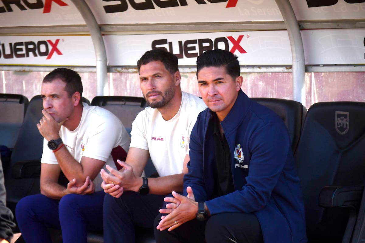 El ayudante técnico de Deportes La Serena junto al DT Felipe Gutiérrez. Foto: Agencia Aton.