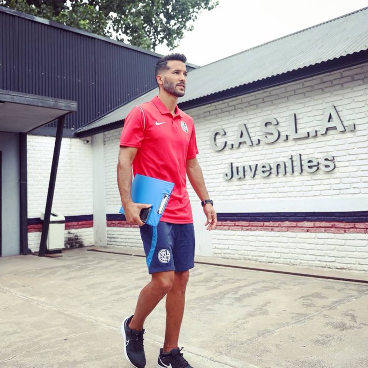 compartió en redes sociales una foto como entrenador en San Lorenzo.